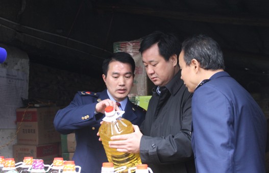 市政府副秘书长、市食安办主任李能斌视察散装油专项整治成果