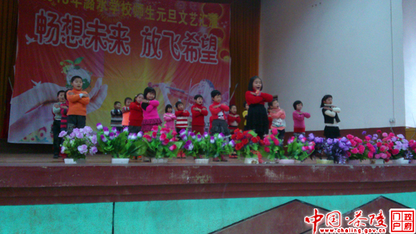 潞水镇：中小学校师生欢歌载舞迎元旦