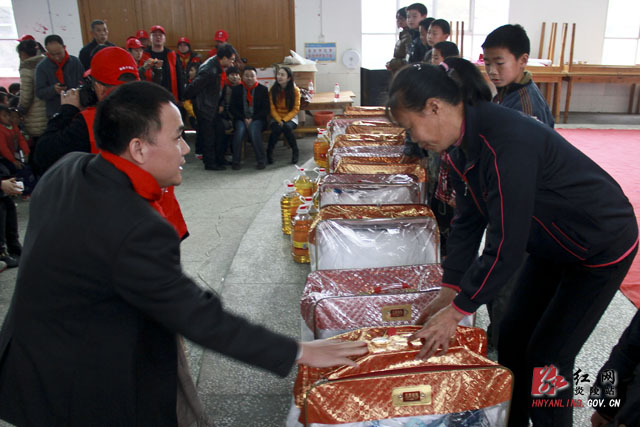 爱心人士开展＂情系炎陵&middot;感恩故乡＂2012年冬日送温暖活动