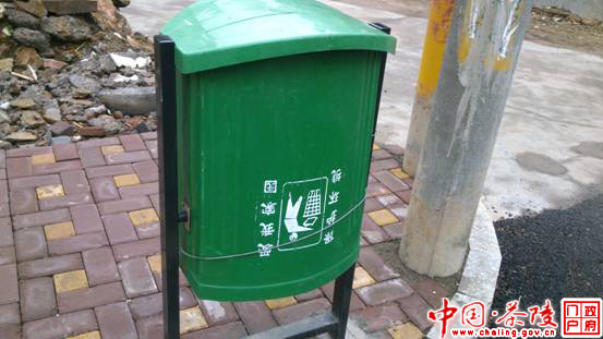 城管局为被“捆”果皮箱“松绑”