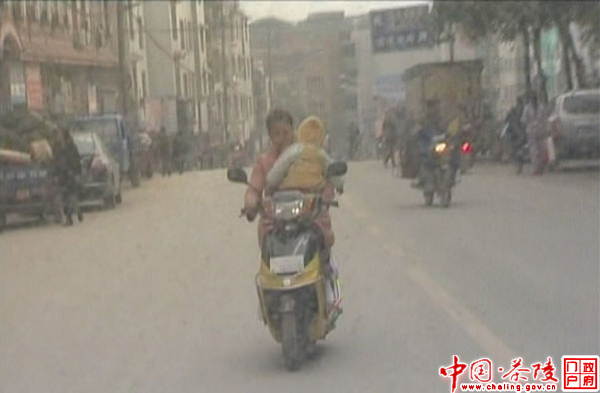 妇女功夫了得 怀抱小孩单手骑车