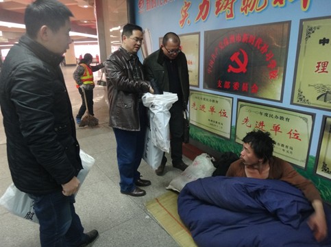 芦淞区民政局为流浪乞讨人员送去温暖