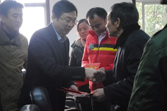 蔡典维走访慰问敬老院老人/老党员和困难群众/图