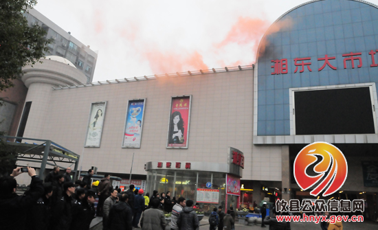 湘东大市场突发“大火”攸县消防等多部门联合灭火