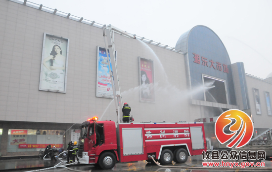 湘东大市场突发“大火”攸县消防等多部门联合灭火