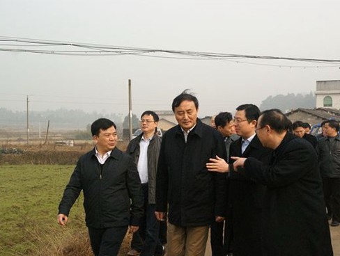 副省长徐明华来县慰问农业劳模和残疾人