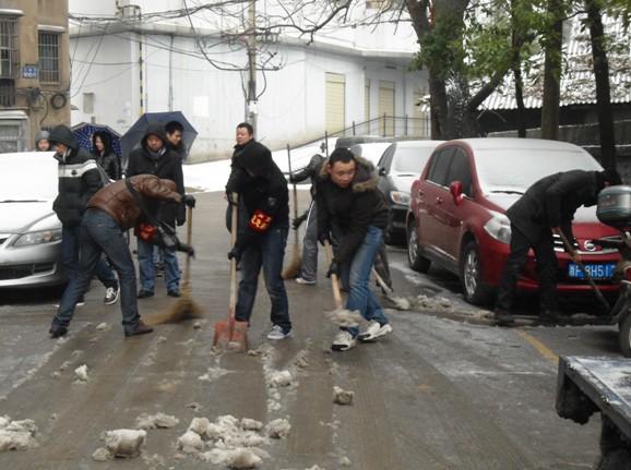 市场管理局（建宁街道）组织开展路面积雪清扫
