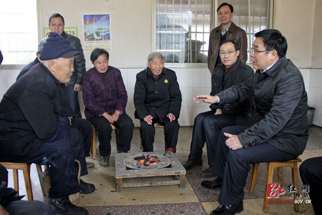 黄诗燕春节前夕走访慰问特困职工、特困户、困难党员