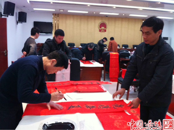 茶陵书协开展“金蛇踏春”义务送春联活动