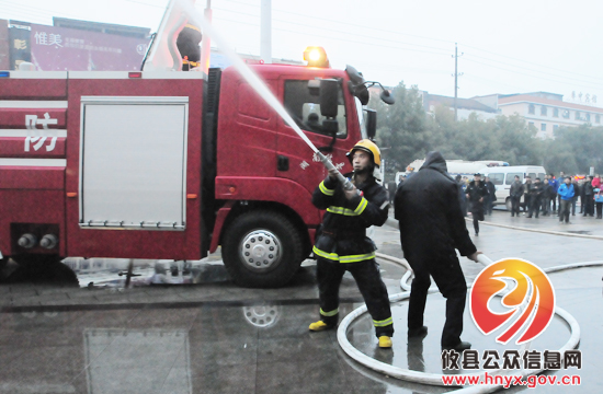 湘东大市场突发“大火”攸县消防等多部门联合灭火