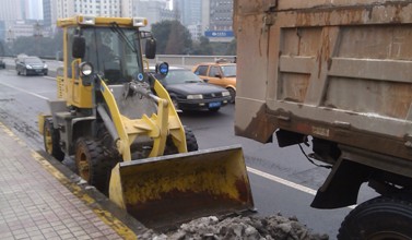 芦淞环卫处及时清除残留冰冻积雪