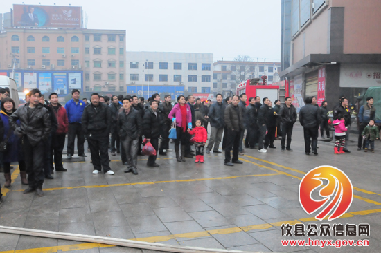 湘东大市场突发“大火”攸县消防等多部门联合灭火