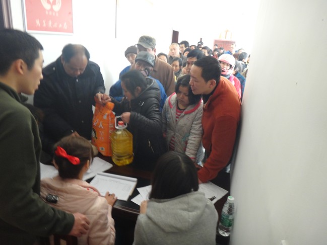 芦淞区慈善会举办“迎新春 送温暖”活动