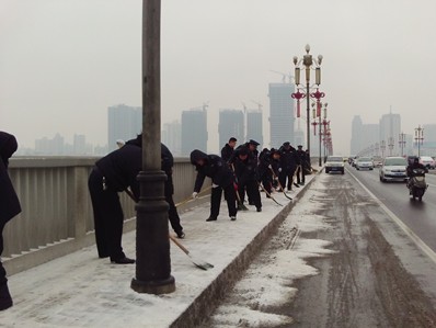 区城管局积极应对冰雪冰冻天气
