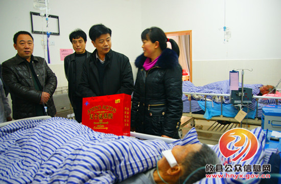 陈运发一行看望慰问住院病人