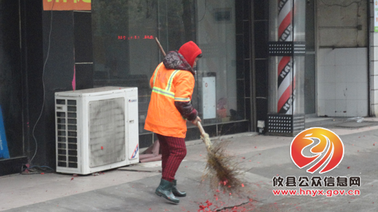 大年初一炮屑多 攸县环卫工人起早忙