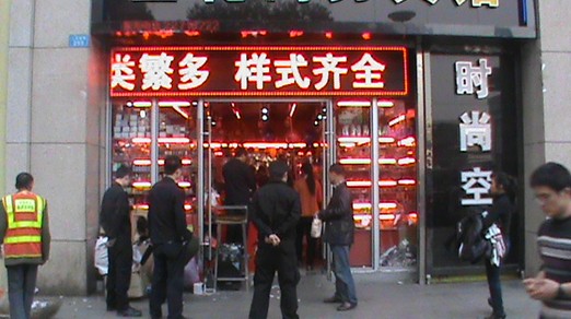 芦淞城管开展火车站周边户外广告专项整治