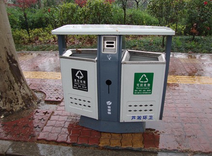 芦淞区环卫处更换果皮箱美化街道