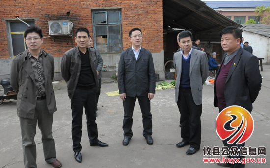 龚红果一行到城区部分农贸市场调研指导工作