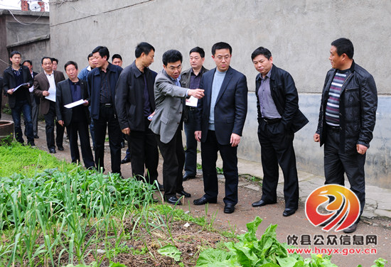 龚红果走进小街小巷进行文明规劝