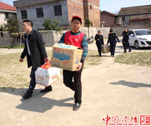 团县委组织开展学雷锋送温暖活动