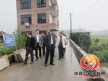 市交通局朱文龙一行来桃水镇视察危桥改造情况