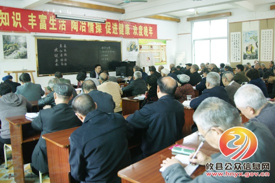 龚红果到攸县老年大学看望老干部并进行授课