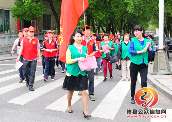 团县委组织志愿者积极参加“共创共建”宣传活动