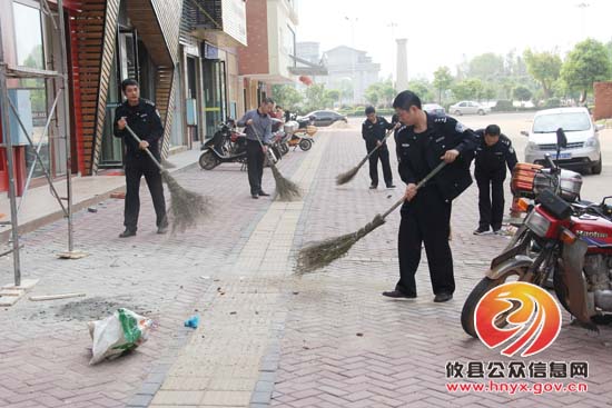 攸县交警大队积极参加城区小街小巷卫生秩序“共创共建”活动