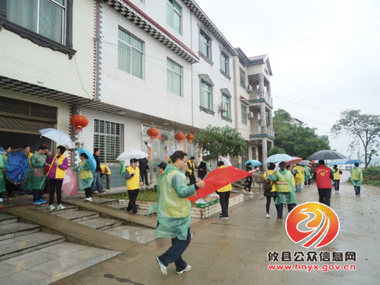 攸县百人冒雨徒步洣江沿线　倡导文明健康生活（组图）