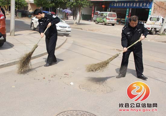 攸县交警大队积极参加城区小街小巷卫生秩序“共创共建”活动