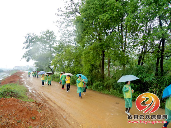 攸县百人冒雨徒步洣江沿线　倡导文明健康生活（组图）