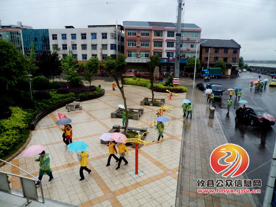 攸县百人冒雨徒步洣江沿线　倡导文明健康生活（组图）