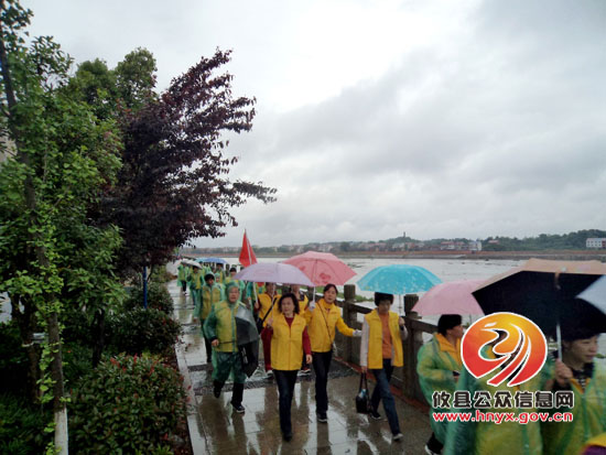 攸县百人冒雨徒步洣江沿线　倡导文明健康生活（组图）