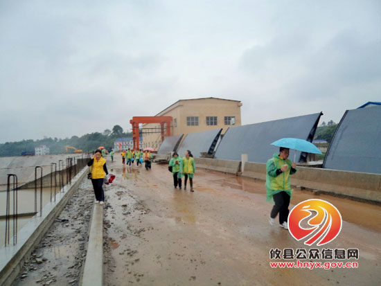 攸县百人冒雨徒步洣江沿线　倡导文明健康生活（组图）