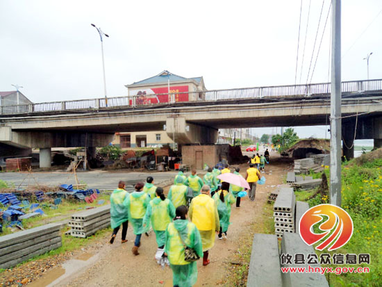 攸县百人冒雨徒步洣江沿线　倡导文明健康生活（组图）