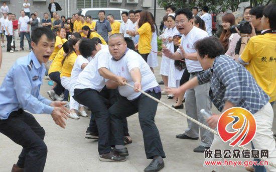 攸县中医院举行《凝聚你我•共赢未来》快乐拔河活动