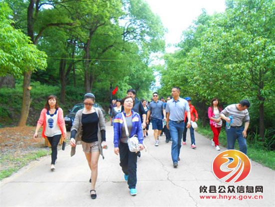 新市镇开展“强健体魄，娱乐生活”登山比赛活动