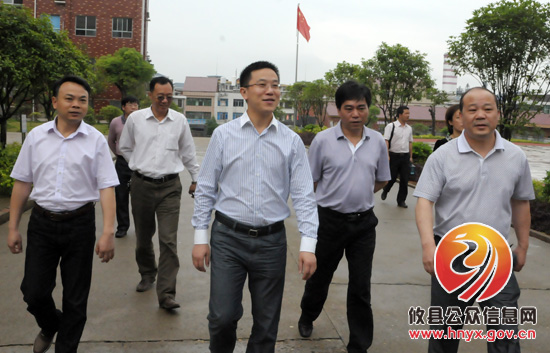 龚红果、文斌一行到教育系统调研指导工作