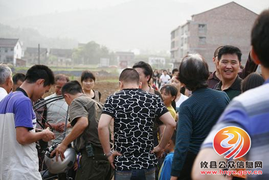 省民俗摄影协会联合省越野飞行大队到鸾山镇进行动力伞飞行表演