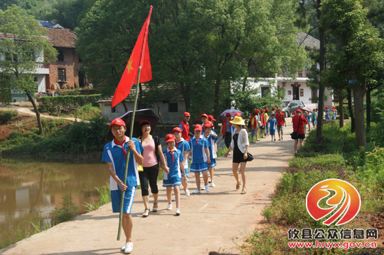 攸县义工联组织特殊学校学生进行户外活动