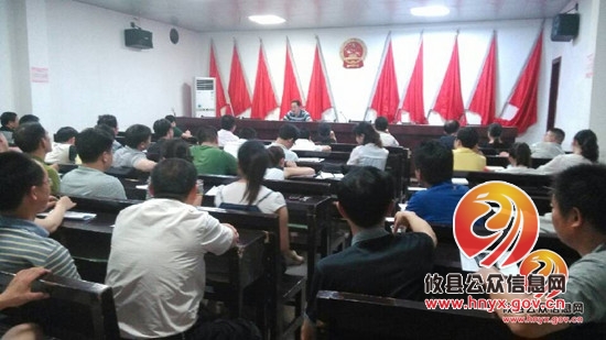 皇图岭镇政府全体机关工作人员深入学习十八大精神