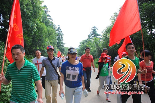 攸县法院工会组织开展登山竞赛活动