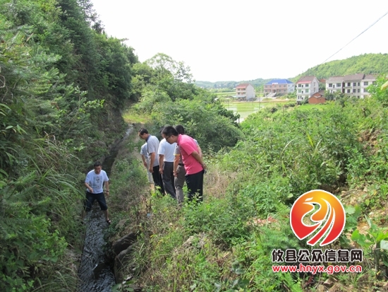 县人大代表视察石羊塘镇自来水工程