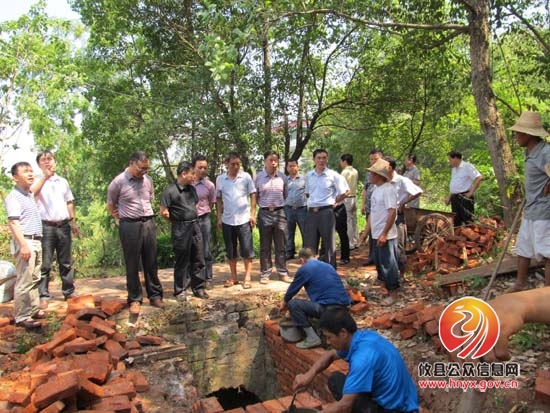 毛春良率结对单位到石羊塘镇察看旱情、指导维稳工作