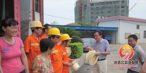 攸县总工会走向街头送“清凉”