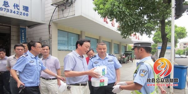 攸县总工会走向街头送“清凉”