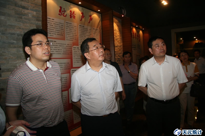 国家统计局副局长谢鸿光一行调研我区重点企业