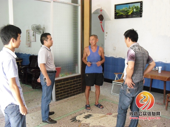 县民政局谭建华一行来槚山乡慰问优抚军人