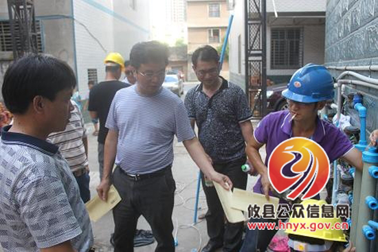 县自来水公司聂平平对工人进行慰问